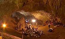 Zásoby a lidé uvnitř jeskyně