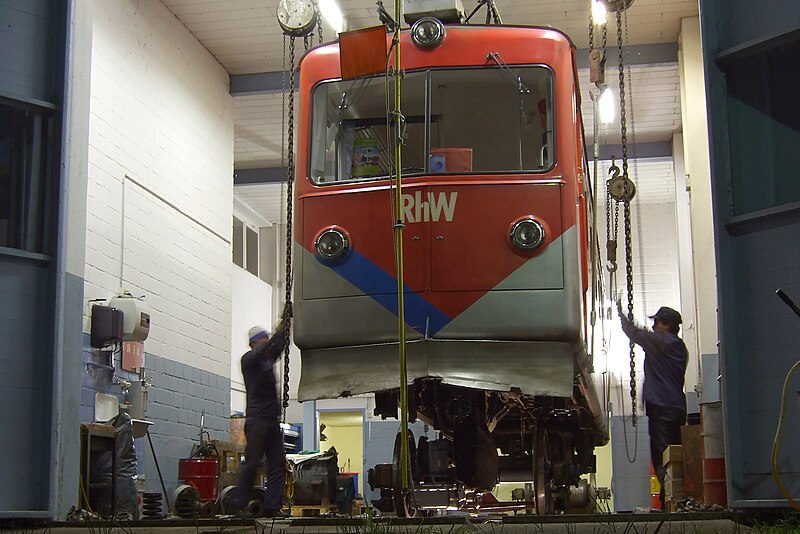 Die Schweizerische Lokomotiv- und Maschinenfabrik (SLM)  800px-RhW_train_under_repair