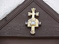 Ringgenweiler, Fridhofskapelle: Fassadendetail „Heilig-Blut-Reliquie“