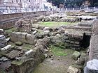 Aire sacrée de Sant'Omobono sur laquelle a été érigé le temple étrusco-romain dédié à la divinité Mater Matuta, au VIe siècle av. J.-C., au cours de l'exercice de pouvoir de « Macstrna ». Ici : les vestiges dudit sanctuaire[105],[106],[107].