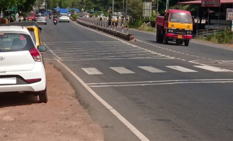 File:Road Divider at Chala.jpg