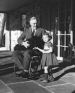 אחת התמונות הידועות היחידות בהן נראה רוזוולט על כיסא גלגלים