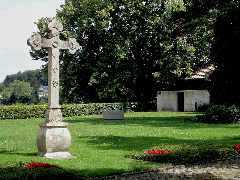 File:Ruheort ob der Kirche - panoramio.jpg