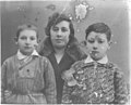 SARAH PERSKY (PERES) STANDING BETWEEN HER SONS GIGI AND SHIMON (R) AT THEIR HOME-TOWN IN POLAND. שרה פרסקי (פרס) עם שני בניה גיגי ושמעון (מימין), בעיר.jpg