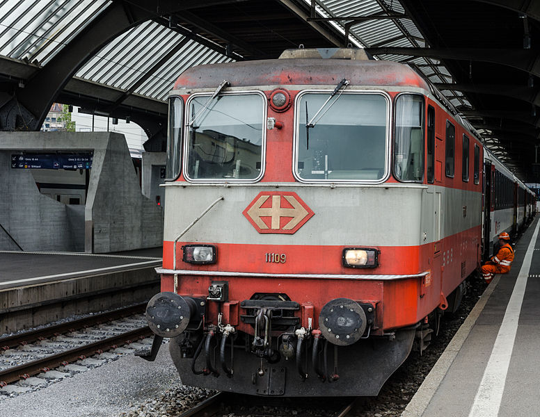 File:SBB Re 4-4 II 11109 Swiss Express.jpg