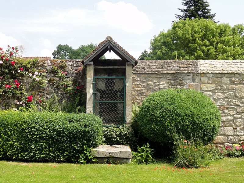 File:Saint-Jean-aux-Bois (60), puits de l'abbaye.jpg