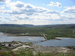 Sandnes med Sandnes bru över Langfjorden.