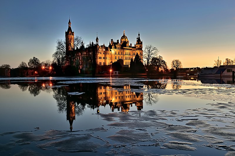 File:Schloss Schwerin (Mecklenburg).jpg