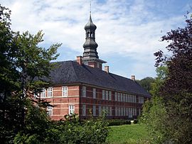 The castle in front of Husum, view of the garden-side facades of the southern side and central wings Schloss vor Husum Ostfluegel Aug2007.jpg