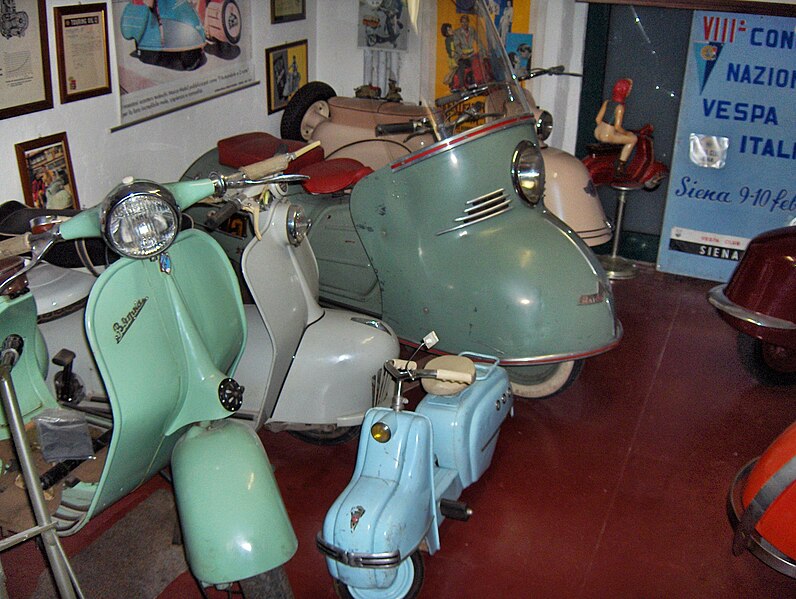 File:Scooters.Assisi001.jpg