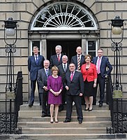 Шотландски кабинет пред Bute House май, 2011.jpg