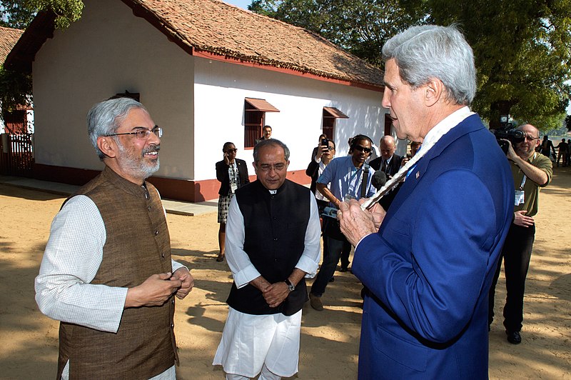 File:Secretary Kerry grasps cotton necklace given to him upon arrival at Gandhi's Sabarmati Ashram.jpg