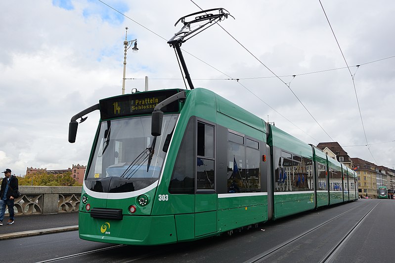 File:Siemens Combino Be 6-8 BVB n°303 sur la ligne 14 franchissant le Mittlere Brücke.jpg