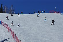 [3] Auf der Piste fahren einige Skiläufer.