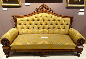 Immagine sofa,_maker_unknown,_part_of_the_original_furnishings_of_the_Bradford_House_on_East_Main_Street,_Bennington_VT,_c._1861,_walnut,_pine,_reproduction_damask_-_Bennington_Museum_-_Bennington,_VT_-_DSC09111.JPG.