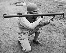 חייל יורה בזוקה מדגם M1
