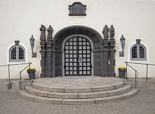 Sankt Olovs kyrka, Skellefteå, skulpturerna vid västra portalen, kan närmast betraktas som enskilda konstverk. Dessa föreställer Ansgar, Martin Luther, Olaus Petri och Johan Olov Wallin och är huggna efter gipsmodeller av Carl Fagerberg (1927).