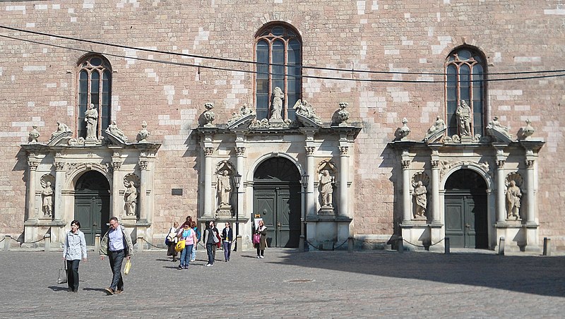 File:St Peter's Church entrance - panoramio.jpg