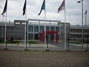 Blick auf den Haupteingang des Sportski centar FSS bzw. Kuća fudbala bei Regen (2011).