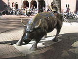 De Stier op het Beursplein voor de ingang van de Effectenbeurs.