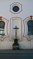 Litinový kříž s Kristem a Madonou u východního průčelí