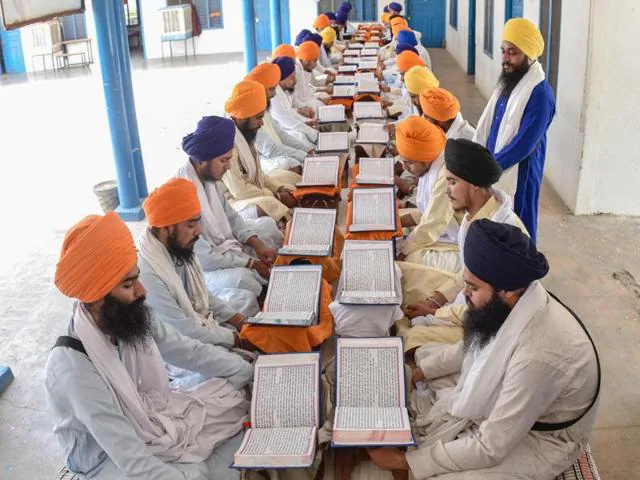 Файл:Students of the Sikh University, Damdami Taksal, learning Santhiya-Santhya.webp
