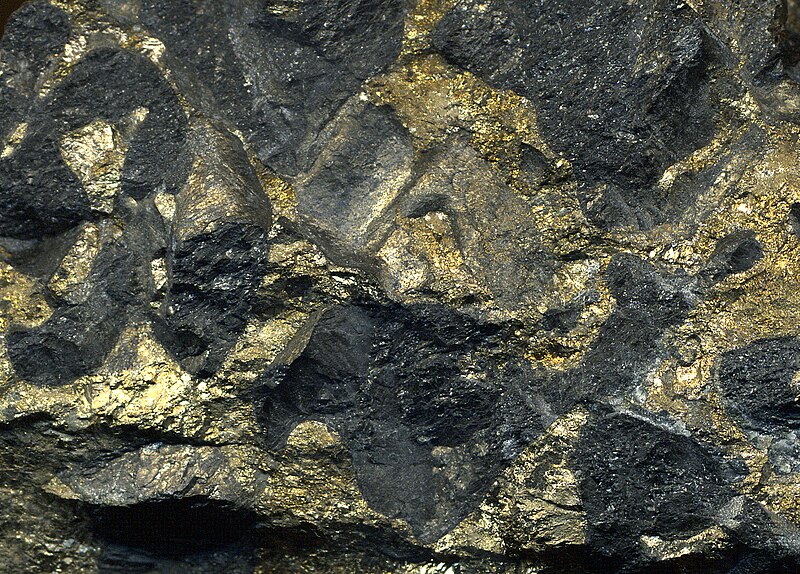 File:Sulfidic serpentintite 3 (platinum-palladium ore) Stillwater Mine MT.jpg