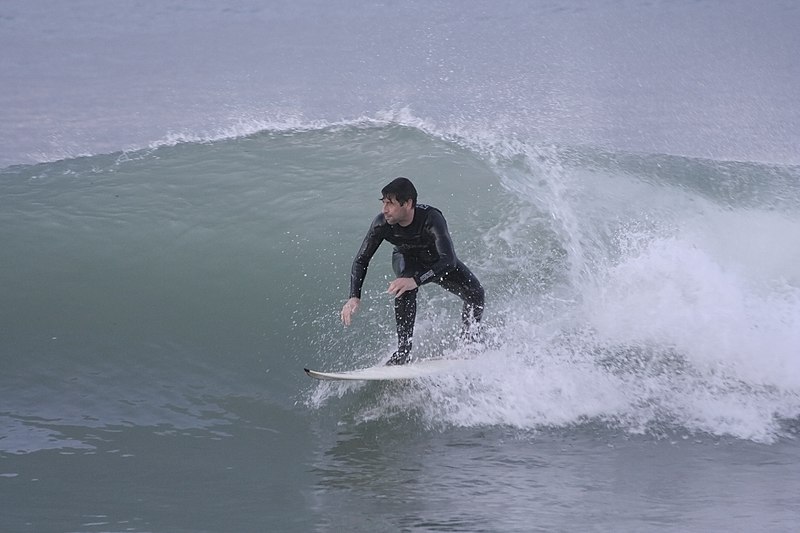 File:Surfer on little wave in Italy.JPG