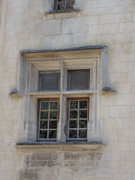 File:Suze la Rousse - fenêtre ancienne maison (PA00117073) 2.jpg