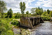 English: Svislač river and drain pipes of the Minsk WWTP (wastewater treatment plant). These pipes drain partially purified water into the river. For some reason that place is very popular among amateur fishermen. Minsk, Belarus Беларуская: Рака Свіслач. Мінск, Беларусь Русский: Сливные трубы Минской станции аэрации, по которым частично очищенные воды попадают в реку Свислочь. Данное место популярно среди рыбаков. Минск, Беларусь