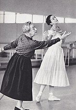 Tamara Karsavina met Margot Fonteyn in voorbereiding op Le spectre de la rose (jaren 50)