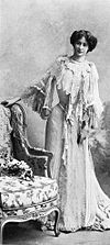 Suknia herbaciana autorstwa Redfern 1902 cropped.jpg