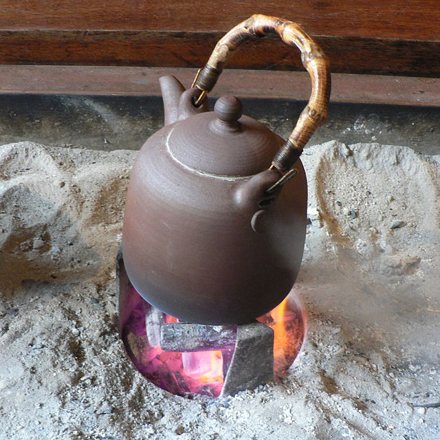 Vatten kokas för tillagning av te i taiwanesiskt tehus