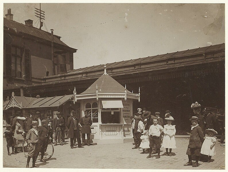 File:Telefooncel en Informatie bureau voor vreemdelingen op het Stationsplein, Inventarisnummer NL-HlmNHA 01262.JPG