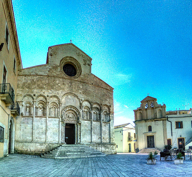 File:Termoli - Cattedrale Santa Maria della Purificazione e chiesa di Sant'Anna.jpg