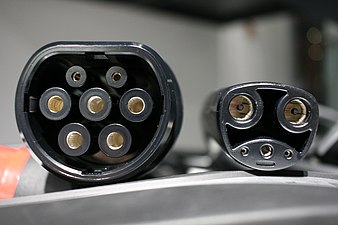 Tesla Supercharger outlets in Europe/Worldwide (left) and North America/South Korea (right)