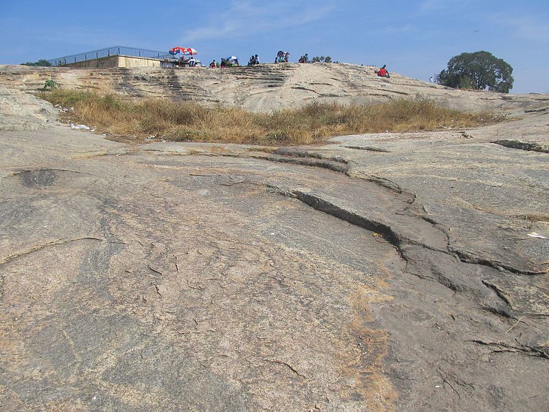 File:The Peninsular Gneiss in the Lalbgh Botanical Garden in Bangalore - panoramio.jpg