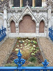 Disraeli's tomb The Primrose Tomb - geograph.org.uk - 154226.jpg