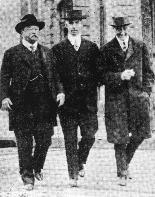 The only known photo of Theodore Roosevelt (left) with Franklin D. Roosevelt (right), taken in 1915.