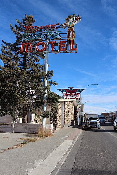 File:Thunderbird Motel Elko 04.jpg