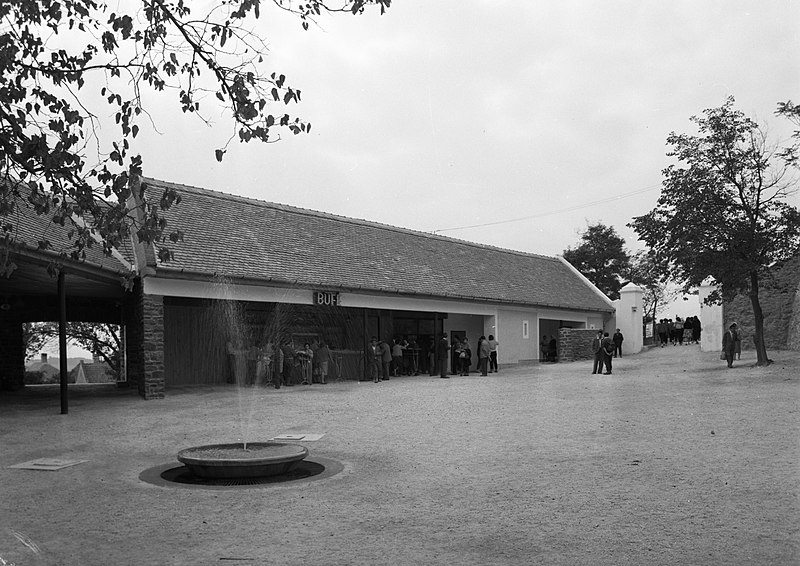 File:Tihany 1961, Rege udvar, a Rege cukrászda felől fényképezve. Fortepan 2483.jpg