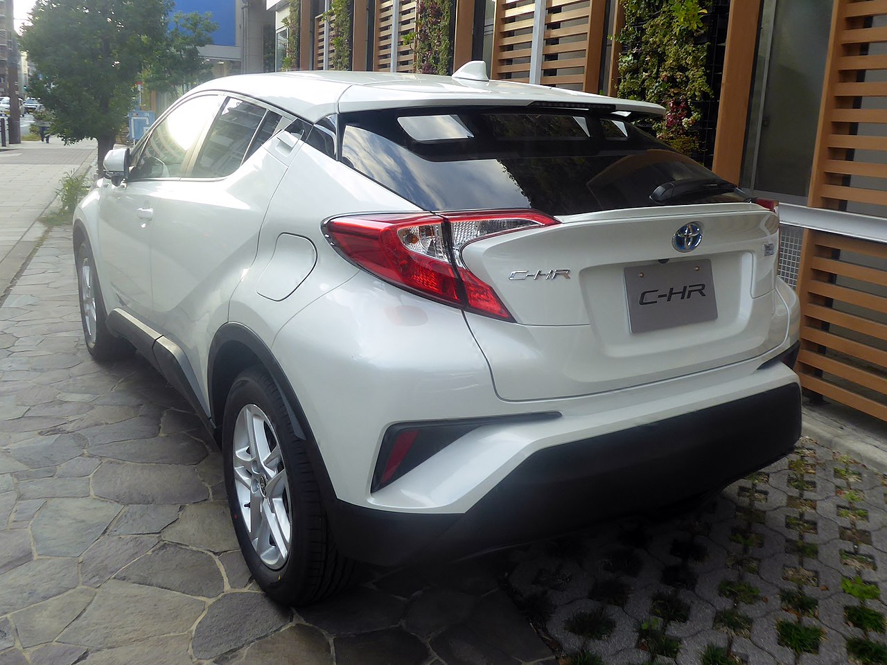 ファイル:Toyota C-HR S (6AA-ZYX11-AHXEB) rear.jpg - Wikipedia