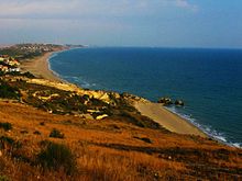 la costa sud in località Manfria. Sullo sfondo le raffinerie di Gela