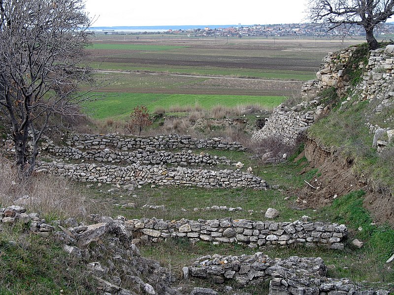 File:Troja-Blick-Schliemanngraben.jpg