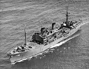 USS Cortland (APA-75) en cours en mer, 1er mars 1946 (19-LCM-114543).jpg