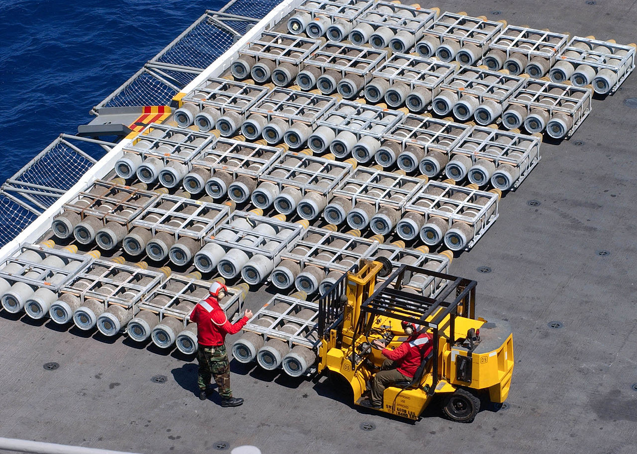 File:US Navy 030830-N-6187M-003 Staging 1000-pound Mark 83 general