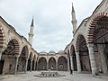 Mosquée Üç Şerefeli : cour