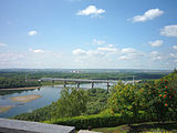 Pohled na řeku Belaya, poloostrov Demsky a most z vyhlídkové plošiny pomníku Salavat Yulaev