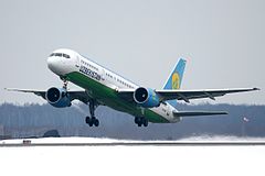 Uzbekistan airways рейсы. Boeing 757 Uzbekistan Airways. Узбекистан Эйрвейз 757-200. Uzbekistan Airways Боинг 747. Самолёт Uzbekistan Airways 757.