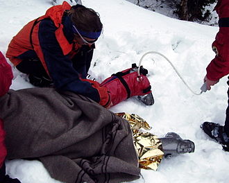 Vacuum splint being applied to the leg of an injured skier Vakuumschiene01.jpg